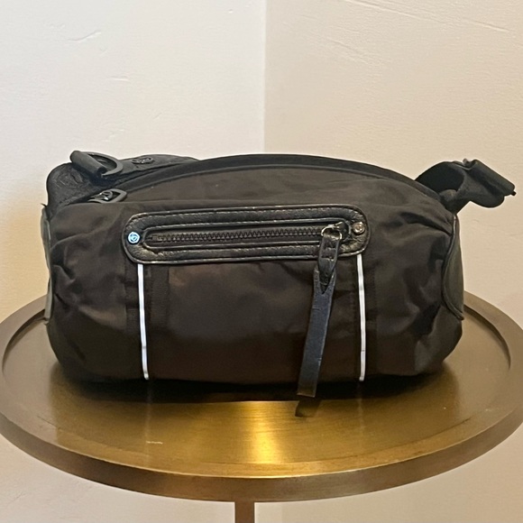 Lululemon Pedal Pusher Bag - Picture 2 of 16